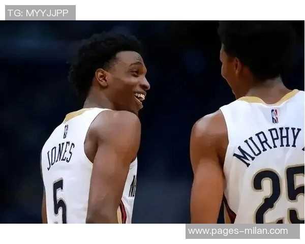 赫伯特琼斯压哨被判犯规不满情绪激动连吃两次技术犯规被驱逐出场